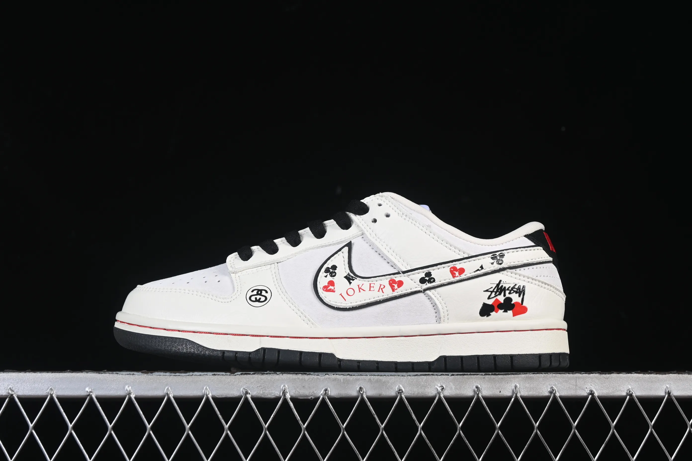 All categories Nk SB Dunk Series Nk SB Dunk Low High-end customized low-top sneakers Nike SB Dunk Low Stusi co-branded white, black and red High-end customized low-top casual sneakers YF9511-913